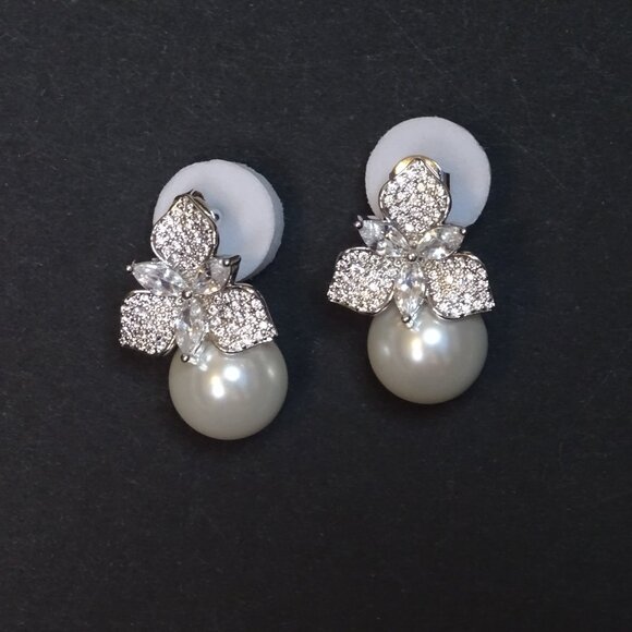 Untamed Petals Sophie earrings - NWOT - Picture 1 of 3